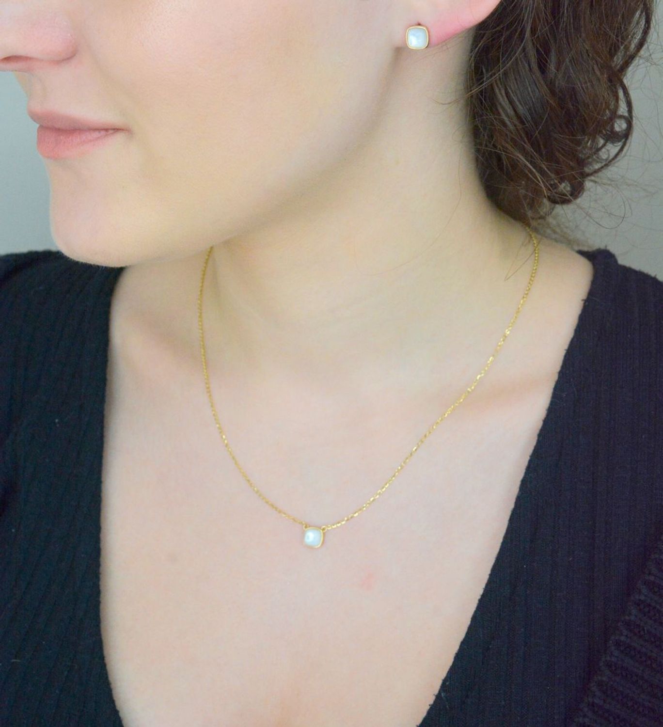 Kolczyki złote z masą perłową, wkrętki próba 585 OR AG 962A. Kolczyki złote masa perłowa. Kolczyki złote delikatne wkrętki. Kolczyki ze złota na prezent dla kobiety. Kolczyki białe.1.jpg